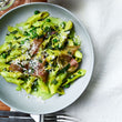 Garganelli avec crème, speck, petits pois et oignons verts